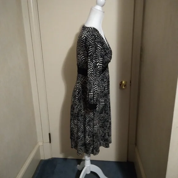 Maggy London Petites Long Sleeve Midi Dress - Picture 5 of 7